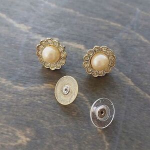 Vtg cultured pearl and rhinestone gold tone halo studs